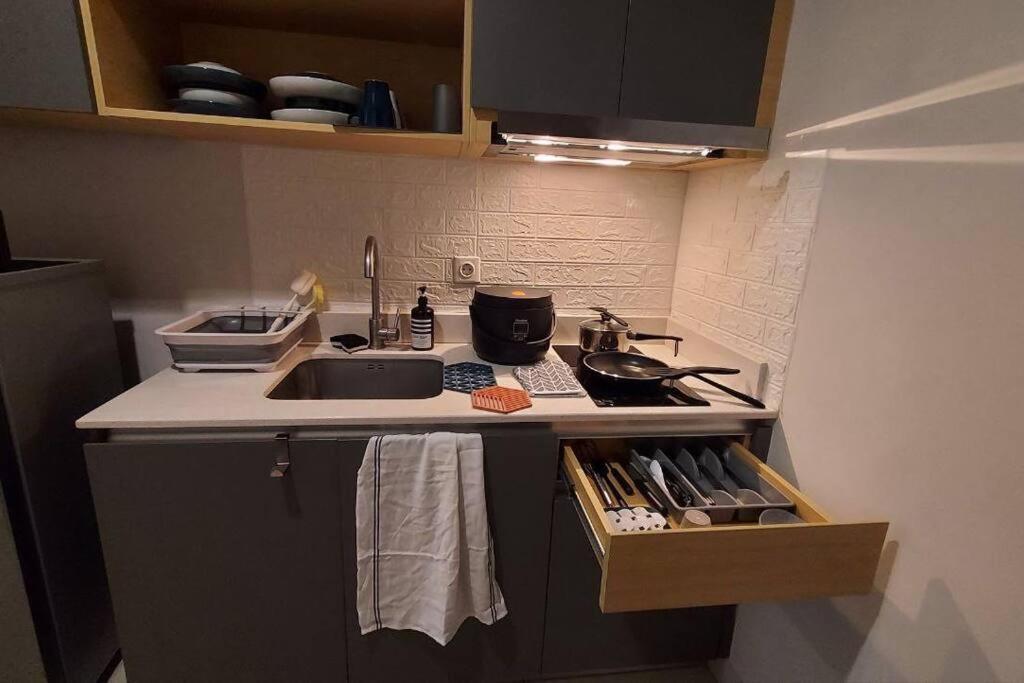 2 Bed Room Apartment In West Джакарта Екстериор снимка